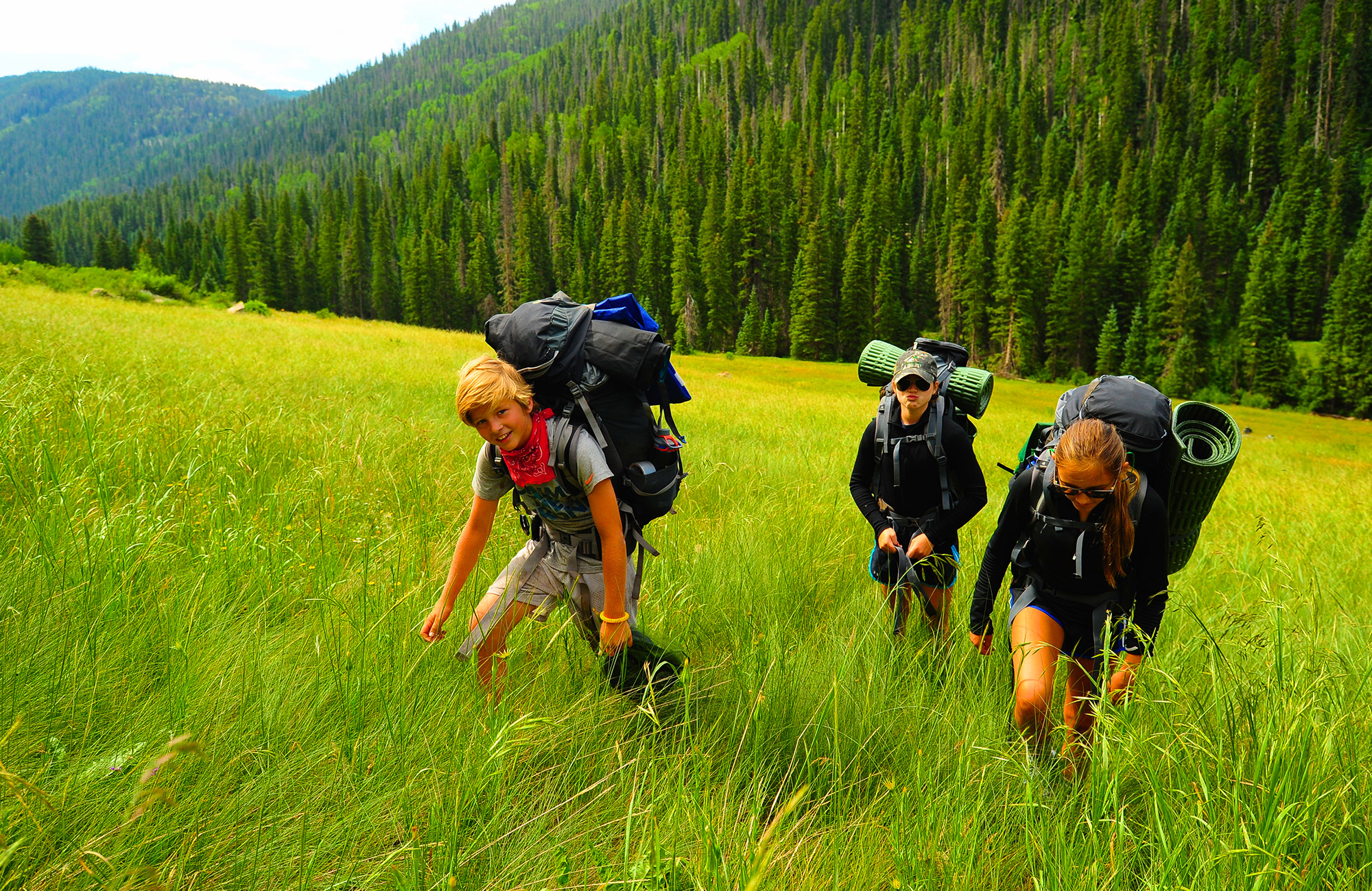 teens hiking in colorado | Moondance Adventures